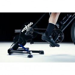 Wahoo KICKR V6 WiFi Smart Trainer mit Wahoo ZWIFT Click & Cog Upgrade