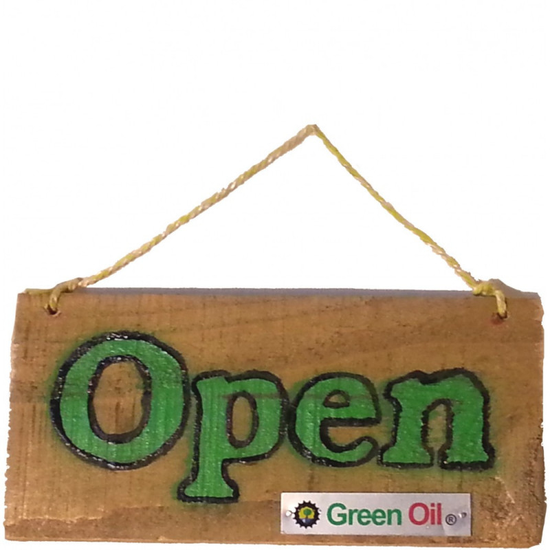 Green Oil, Open/Closed Tafel aus recyceltem Holz.